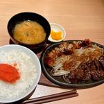 神戸牛カルビ&丸腸定食(鉄板焼 博多 天神ホルモン 神戸umieモザイク ハーバーランド店)