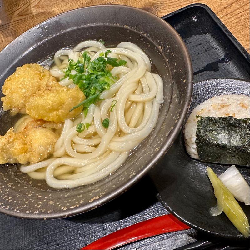 とり天うどん(温)選べるおにぎり(ゴマ紫蘇)(山下本気うどん 渋谷並木橋)