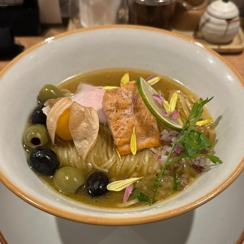 限定　秋鮭とオリーブの温らーめん　ホオズキのアクセント(海老丸らーめん)