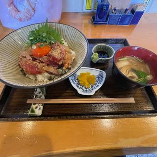 海鮮ユッケ丼(旬菜酒房 汐彩)