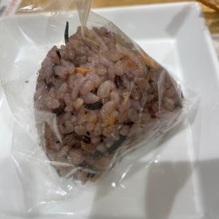 美人玄米の鮭と塩ひじきむすび(ごちそうおむすび膳七 LECT店)