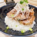牛カルビのステーキソース丼(ラーメン専科 竹末食堂)