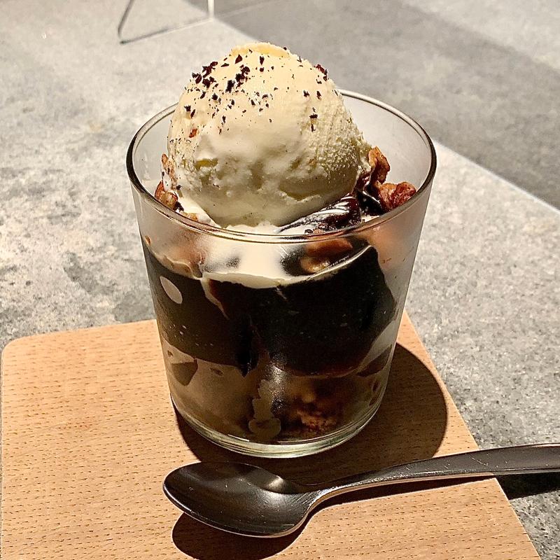 自家製グラノーラとコーヒーゼリーのパフェ(MOTO COFFEE 内本町店)