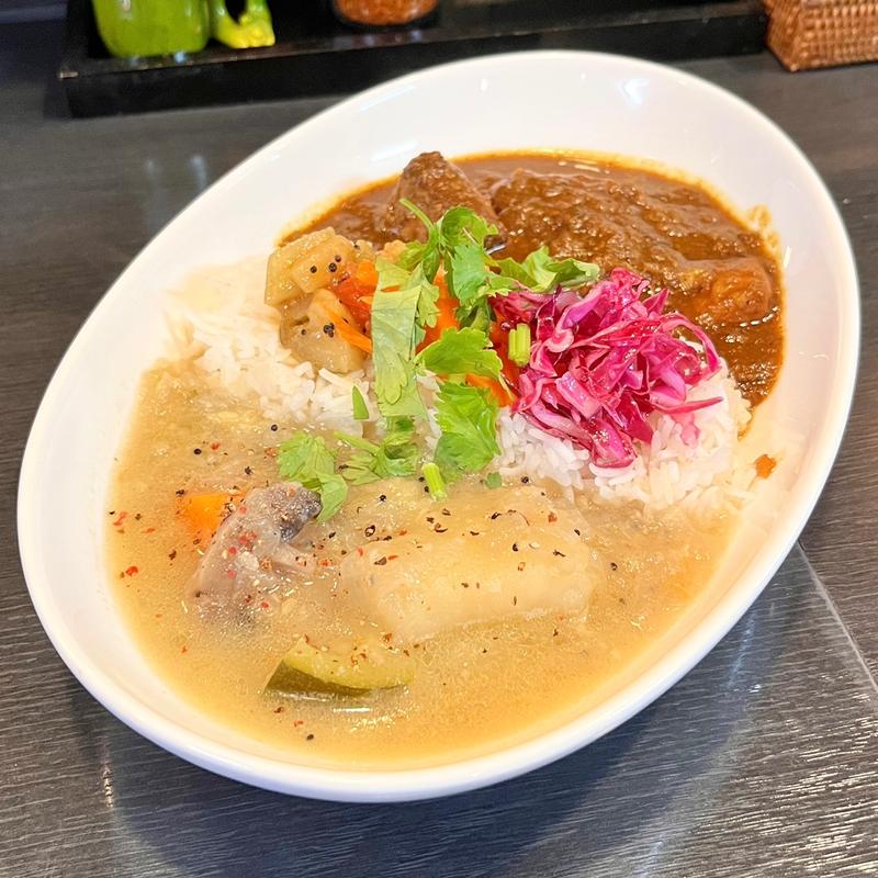 カレー2種 ライス少なめ（ポークビンダルー•ケララシチュー）(魔女カレー)