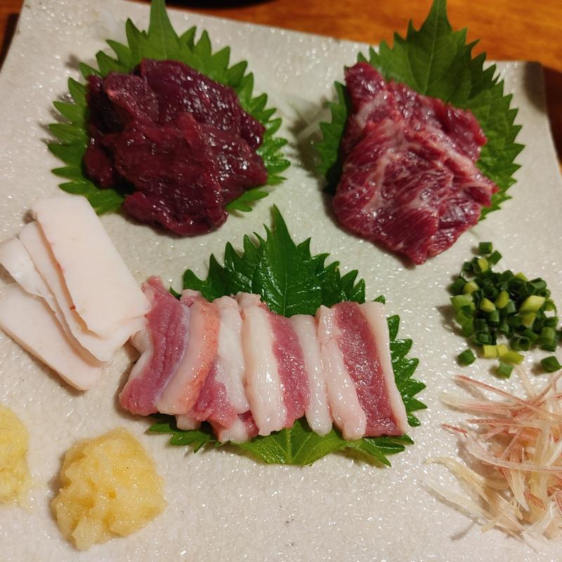 馬刺し盛り合わせ(博多炭火焼鳥とりを　下北沢店)