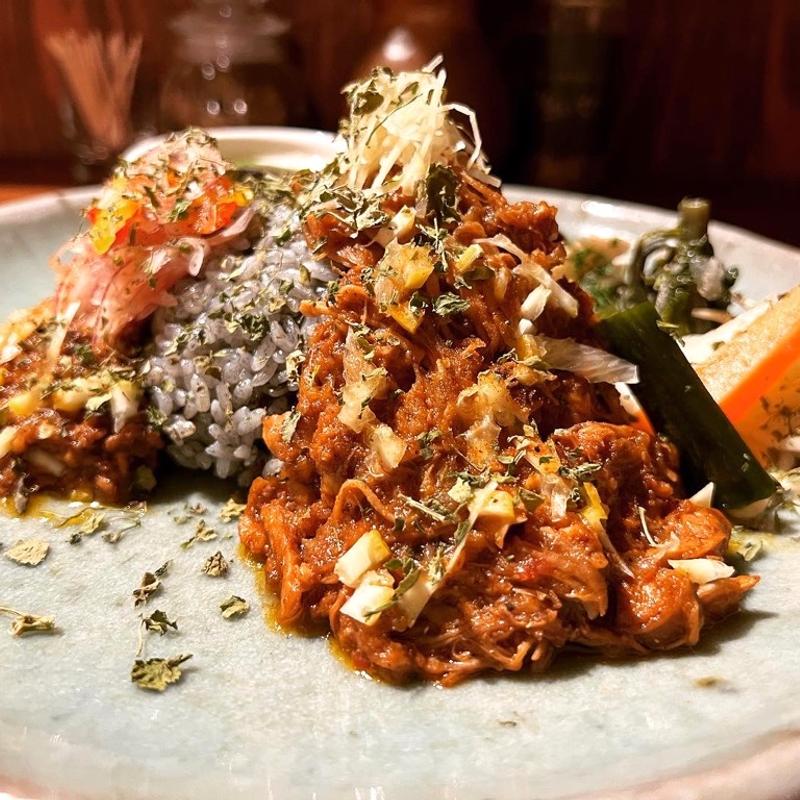 無水チキン＆ポークビンダルの2種あいがけ×出汁カレー（M）(CURRY&NOBLE 強い女)