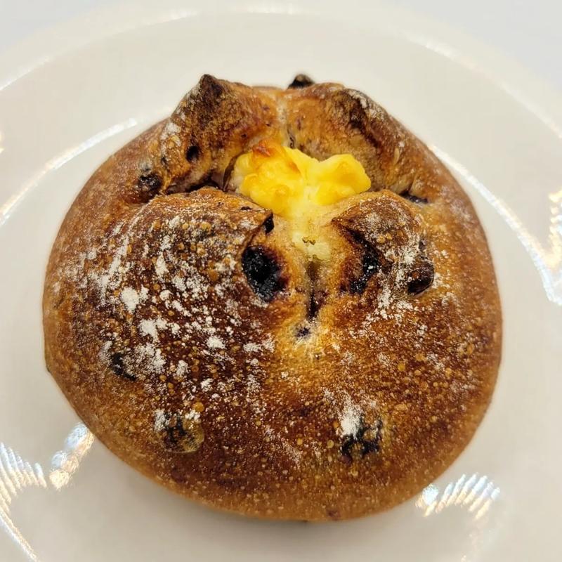ブルーベリーとクリームチーズのパン(ブーランジェリー　ヤマシタ)