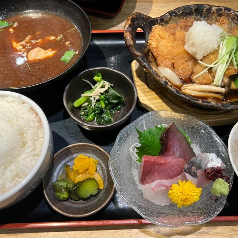 とんかつおろし煮とお造り盛り合わせ定食(魚輝水産 湯里店)