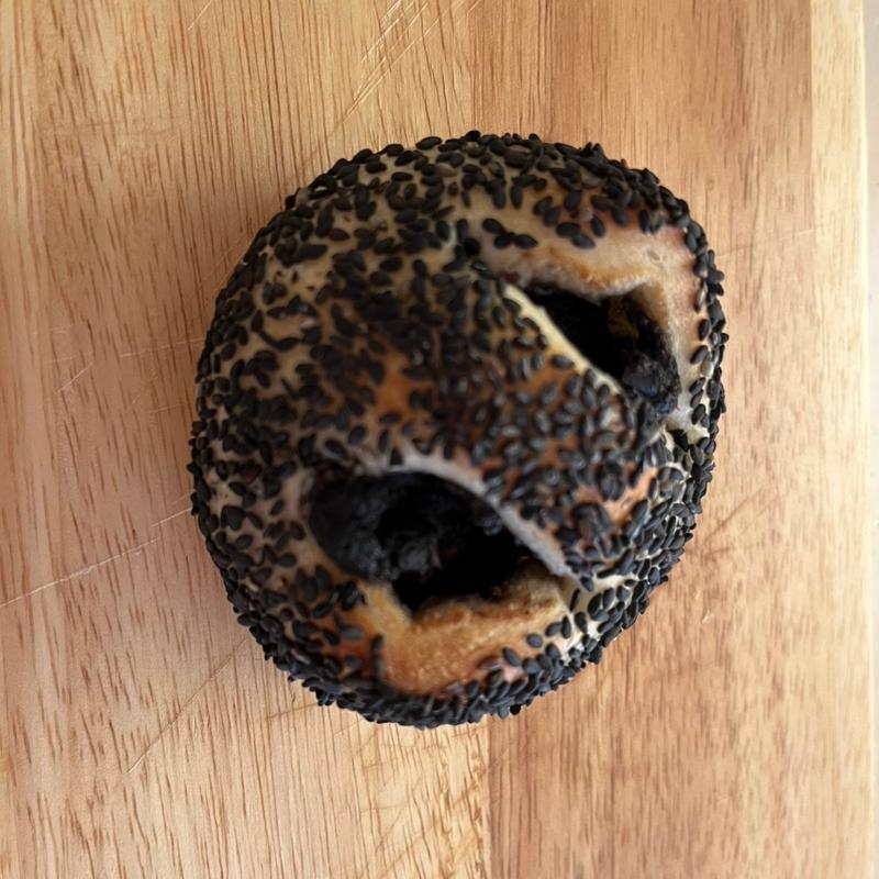 黒胡麻あんぱん(ベッカライ徳多朗)