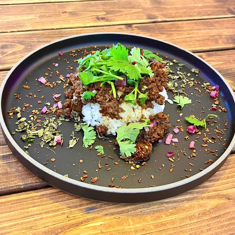 パクチーとチーズのキーマカレー（ライス少なめ）(usubane（ウスバネ）)