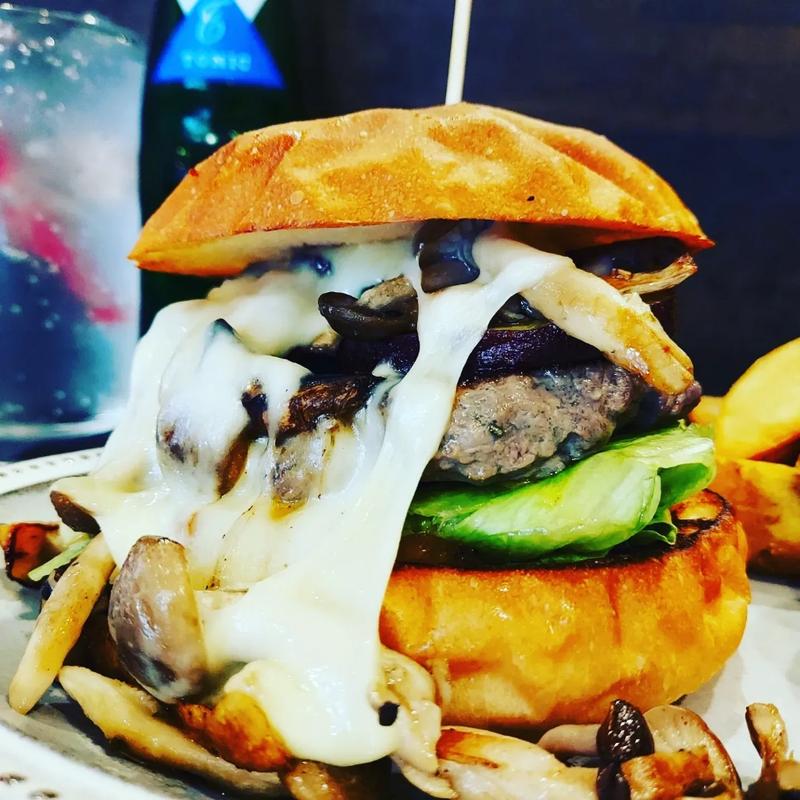 キノコとサツマイモの鉄板焼きバター醤油チーズバーガー(Kokopelli)
