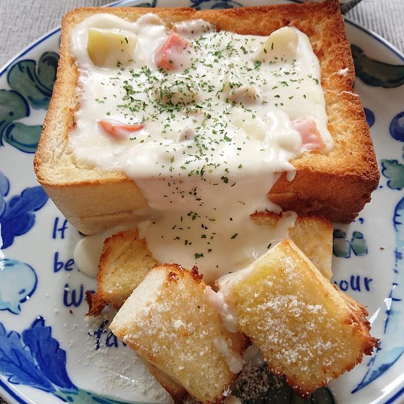 パンの器で食べるモッツァレラチーズ入りクリームシチュー(LUNAcafe)