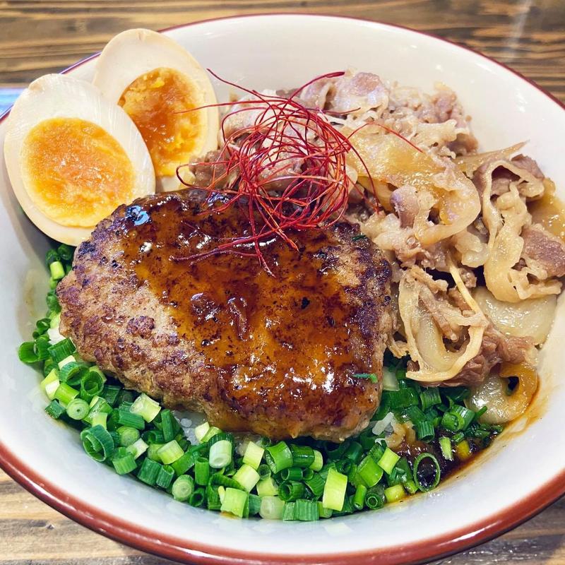 王道！大盛牛丼&味玉のせ ハンバーグのせ(麺屋はやぶさ)