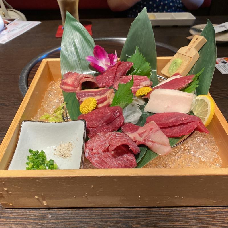 馬刺し極み10種盛り(タテガミ、ランプ、カルビ、リブロース、タン、トモバラ、霜降り、ヒレ、エンガワ、上ロース)(個室 肉寿司と飛騨牛もつ鍋 くずし割烹たてがみ 金山駅前店)