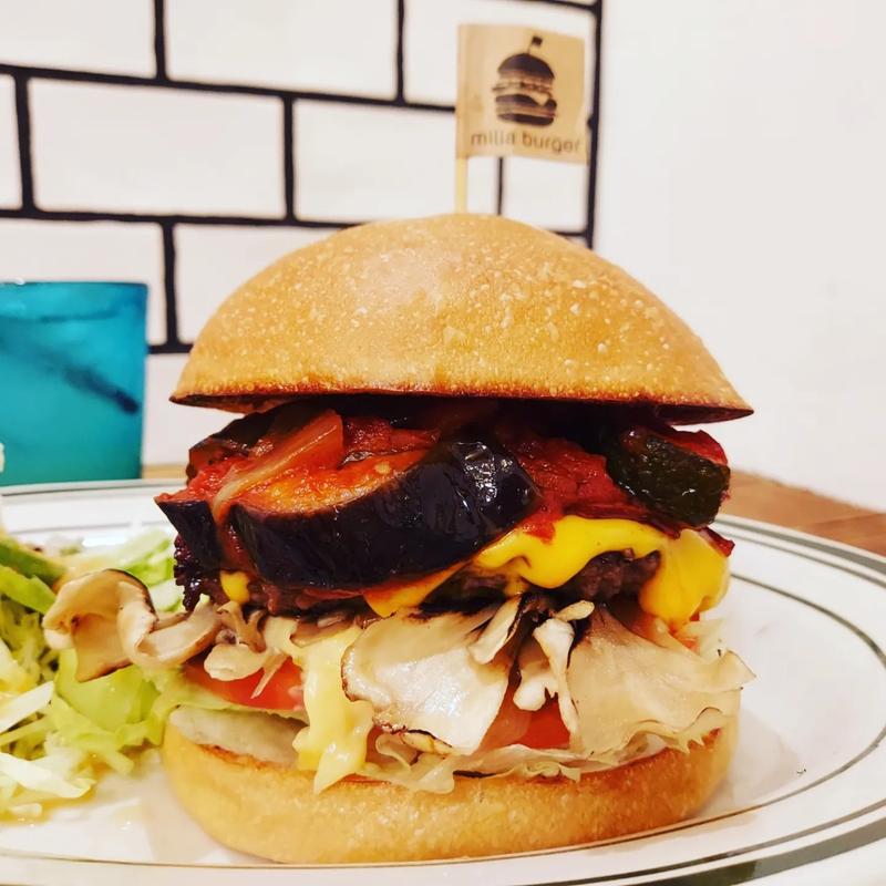 ベーコンチーズバーガー+ラタトゥイユソース+舞茸(milia burger)