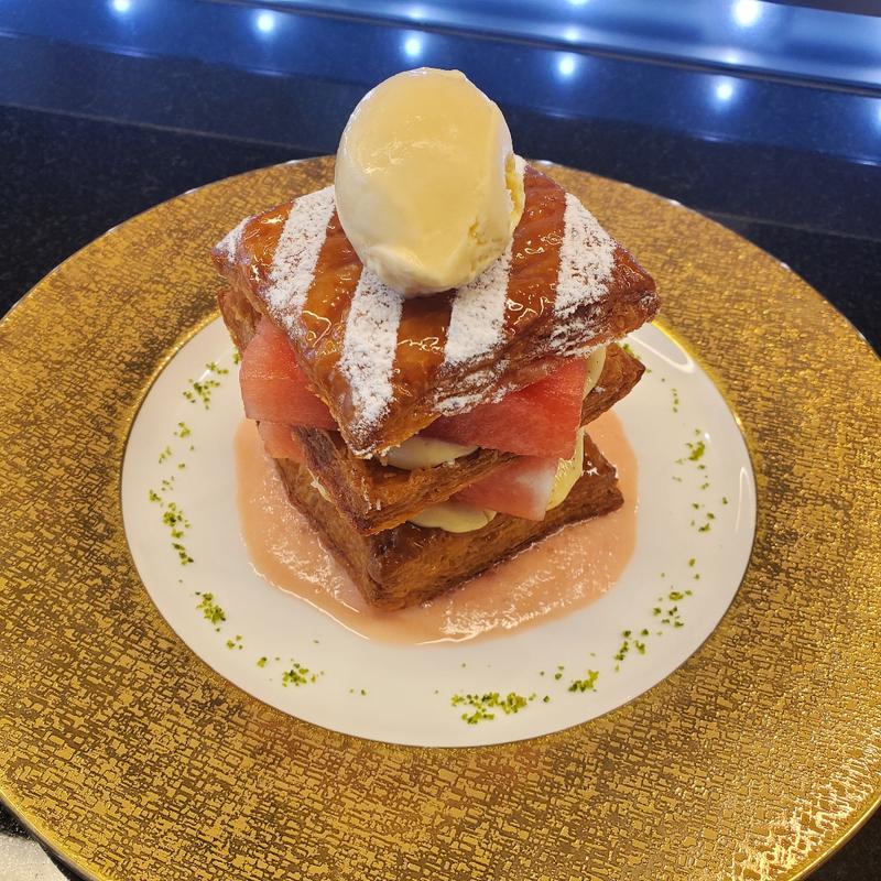 スイカのミルフィーユ(トシ ヨロイヅカ 東京)