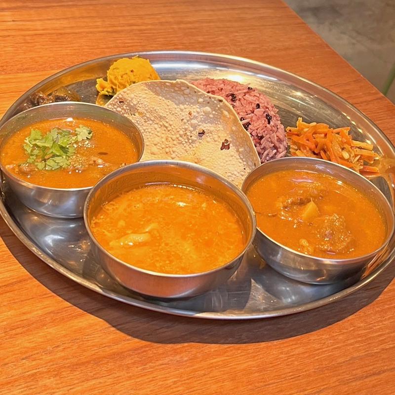 2種のスパイスカレープレート（1/3カレーサービス）(鳩ノ森)