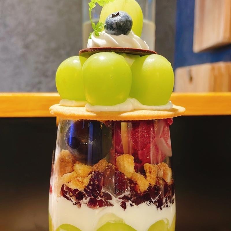 シャインマスカットとぶどうのパフェ(CAFE&BAR ソレドコ)