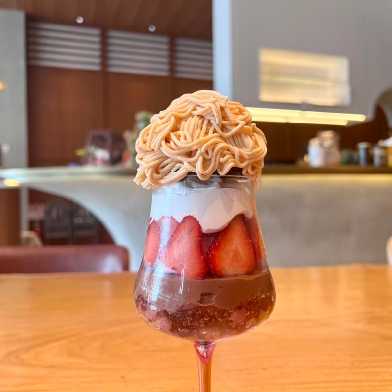 贅沢いちごのモンブランパフェ(THE base ASAKAYAMA CAFE DINING)