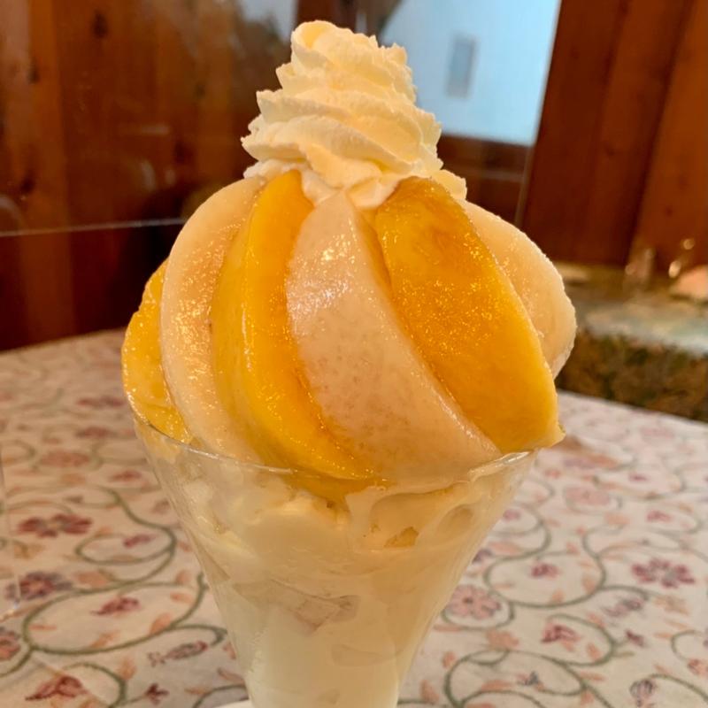 黄桃と桃のミックスパフェ(カフェテラス シャンドール)