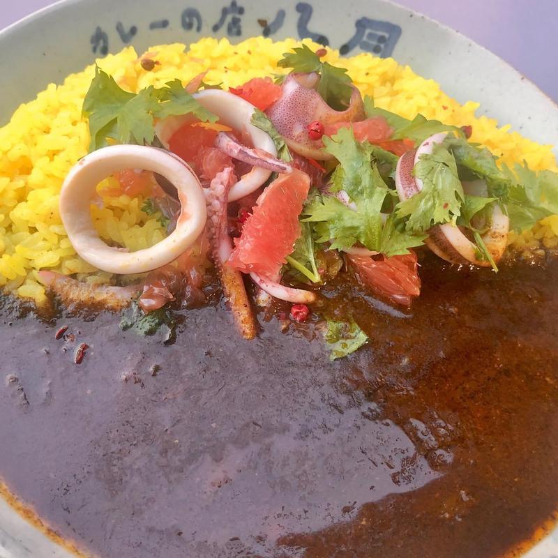 イカとピンクグレープフルーツのカレー(カレーの店 八月)