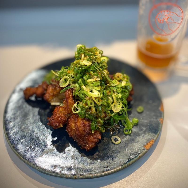 九条葱の油淋鶏(東京ギョーザスタンド ウーロン GREEN SPRINGS店)