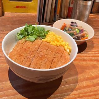2種類セット2＋4（香港タクシー飯＋レッドカレーカツ丼）(アジアン屋台ウータン食堂)