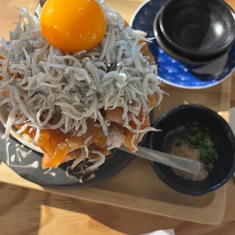しらす海鮮漬け丼(シハチ鮮魚店 狸COMICHI店)