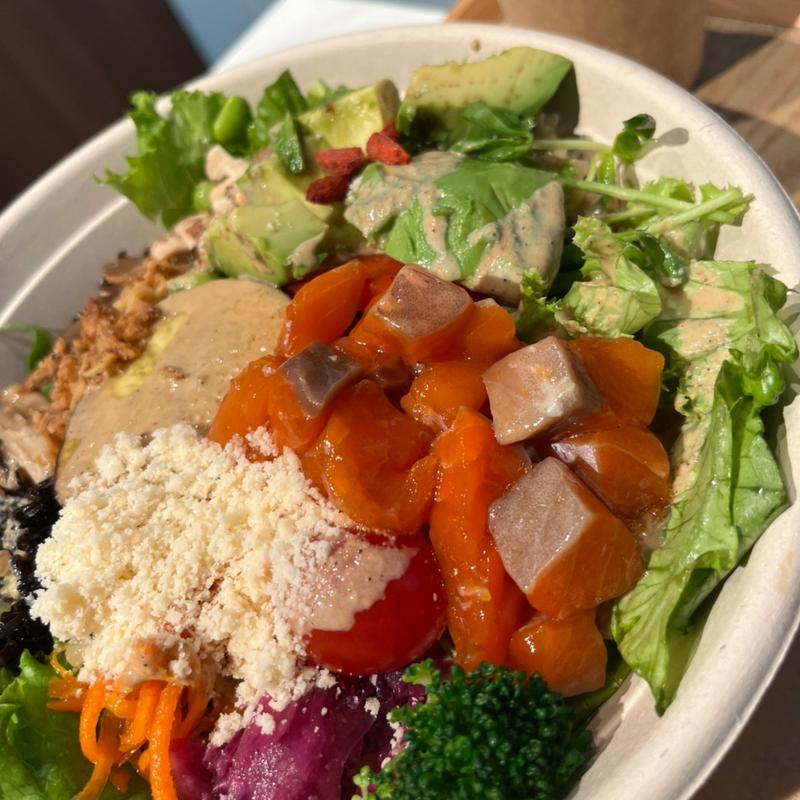 サーモンポキ(Vegetable base tokyo)