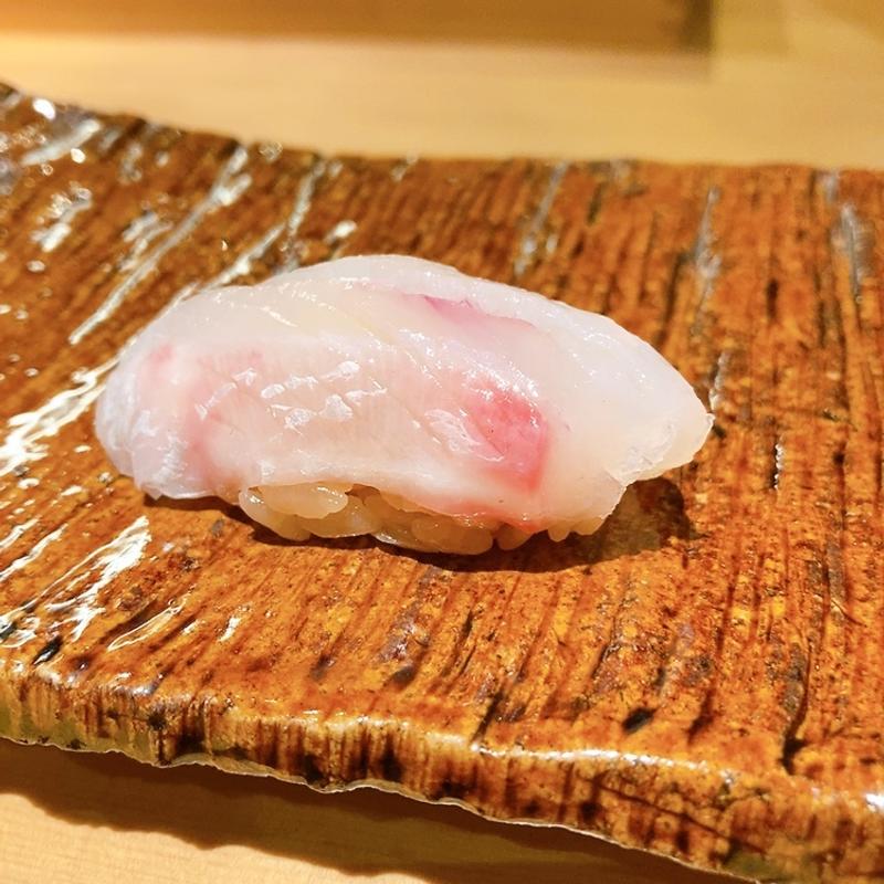 天然鯛の昆布締め（おまかせコース）(鮨 やくしどう)