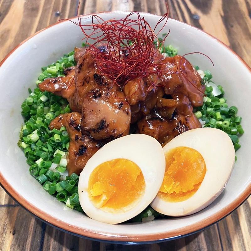 炙り焼き鳥のボリューム丼(味玉付き)(麺屋はやぶさ)