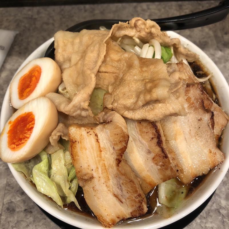 男の根性黒醤油　煮玉子のせ（麺・野菜 大盛、チャーシュー盛）(関目団長)