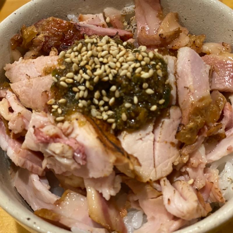 チャーシュー丼(川の先の上)