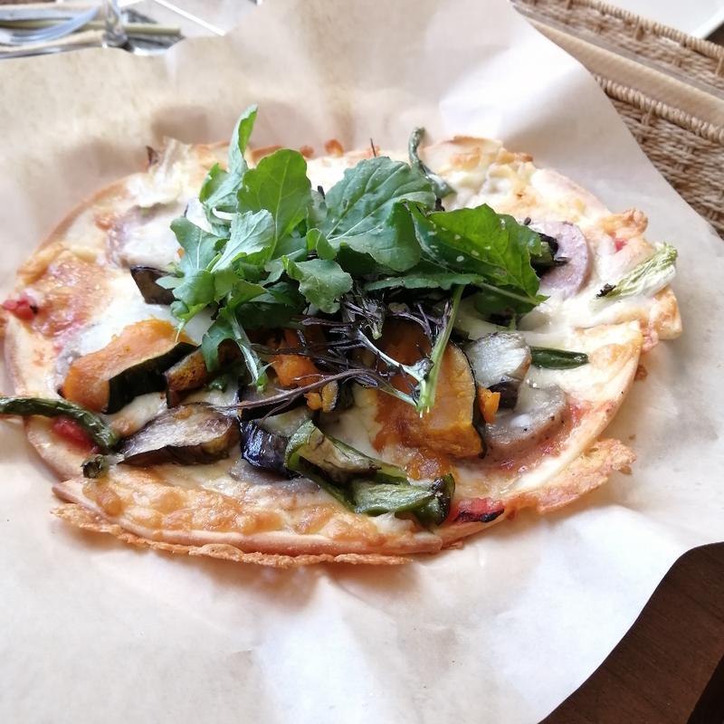 ボロニアソーセージと旬の野菜のピザ(ハヤリテラス)