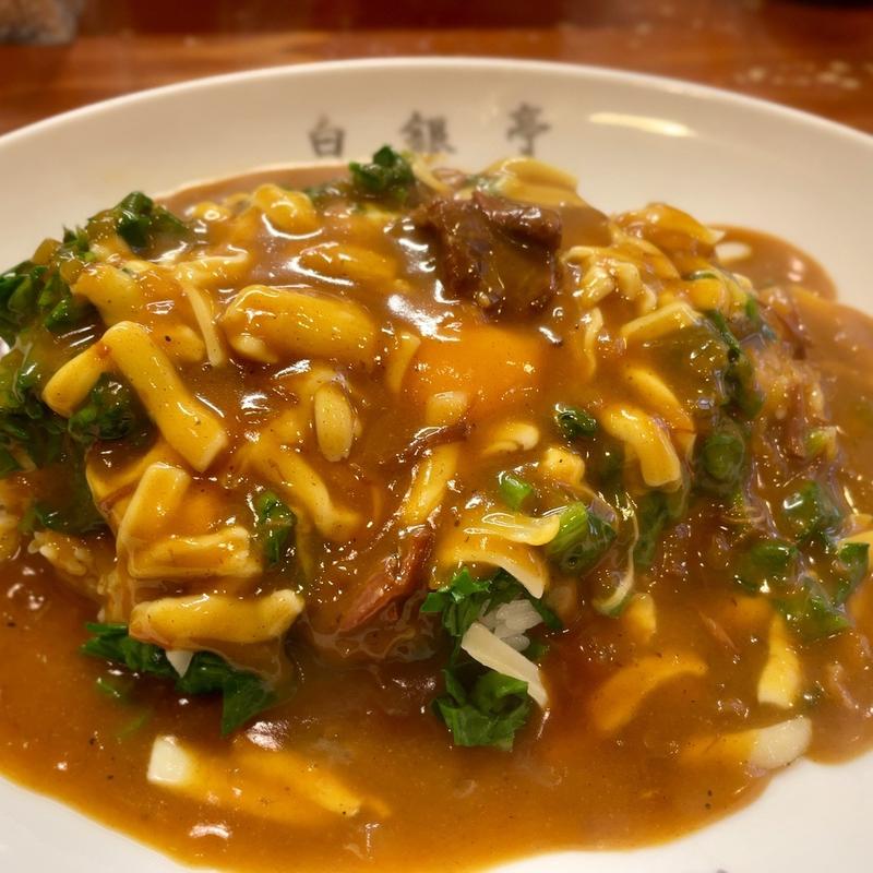 ホウレンソウカレー、生卵トッピング(白銀亭)