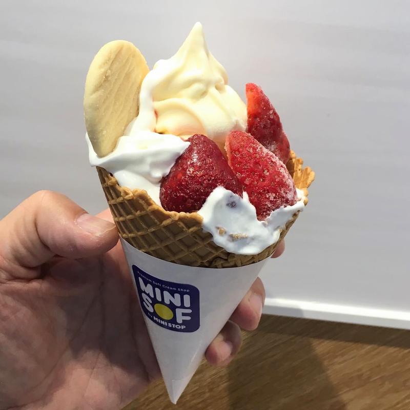 ワッフルソフトクリーム いちご(ミニソフ(MINISOF))