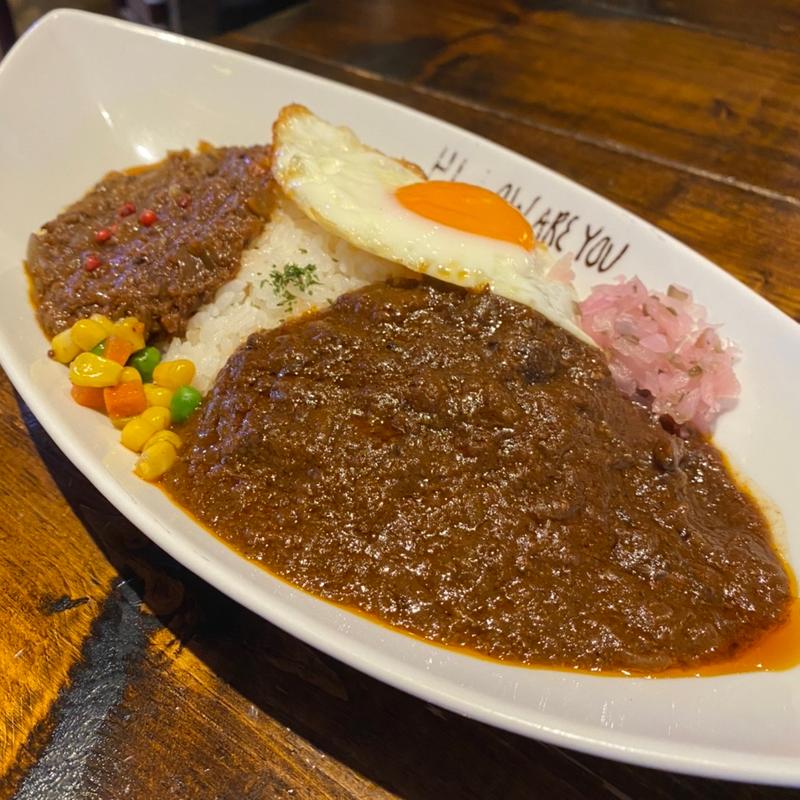 ハーフ&ハーフ(キーマカレー×ビーフカレー)+目玉焼(ハイ，ハウ アー ユー)