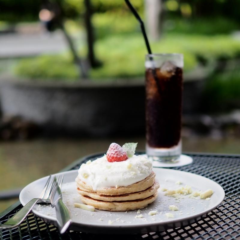 ホワイトショコラパンケーキ(SØHOLM CAFE+DINING 梅田)