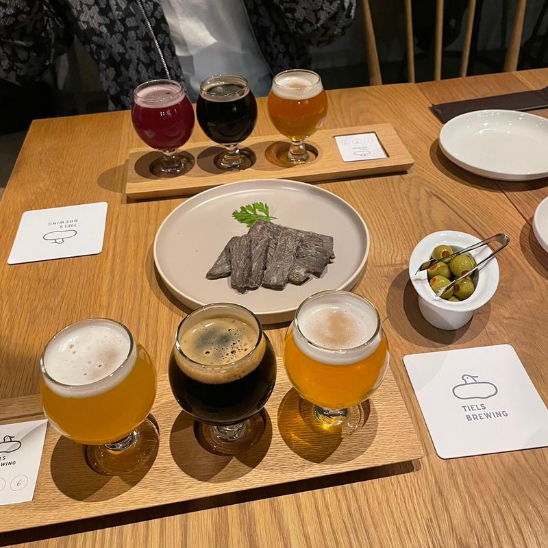 クラフトビール飲み比べ(TIELS TEA & TAPS)