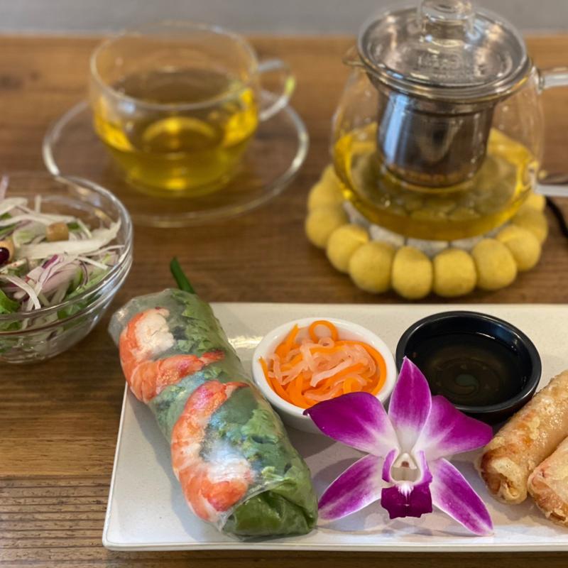 オリエンタルセットのサラダと前菜＋ロータスティー(オリエンタルカフェ睡蓮)