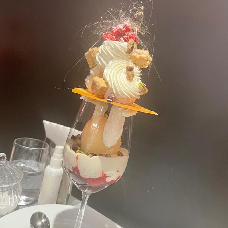 ピスタチオとあんずのパフェ(ATELIER KOHTA 虎ノ門店)