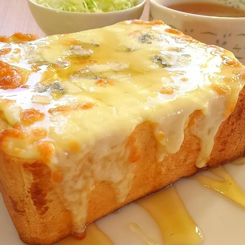 ゴルゴンゾーラ&モッツァレラの厚切りハニートースト(DAY & NIGHT)