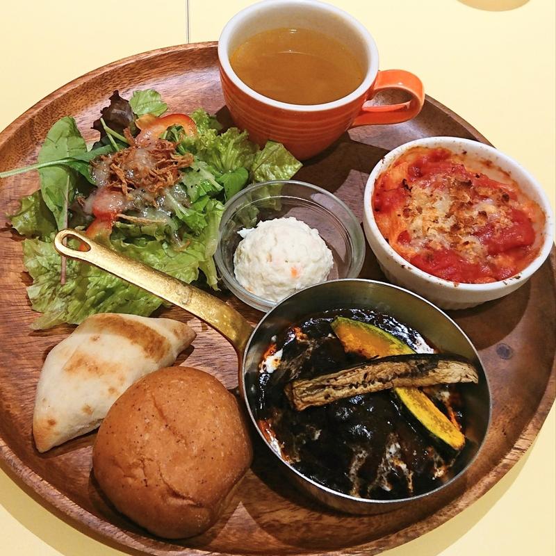 粗挽き煮込みデミグラスハンバーグのスペシャルワンプレート(cafe fredy モザイクモール港北店)