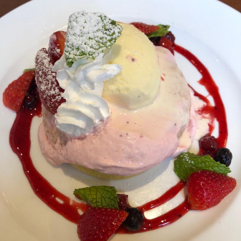 苺クリームパンケーキ(グラッチェガーデンズ せんげん台店)