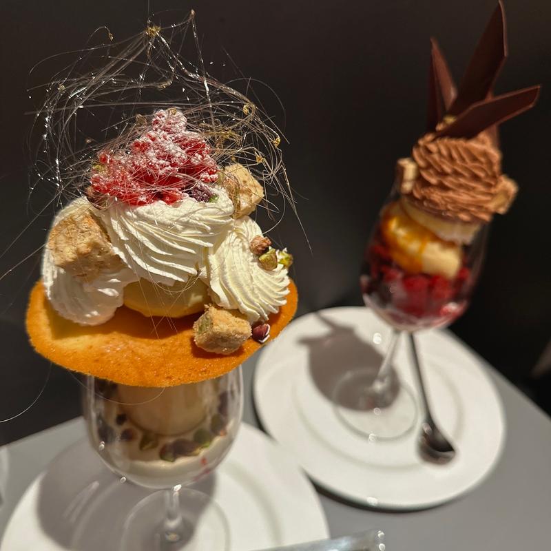 ピスタチオとラズベリーのパフェ(ATELIER KOHTA 虎ノ門店)