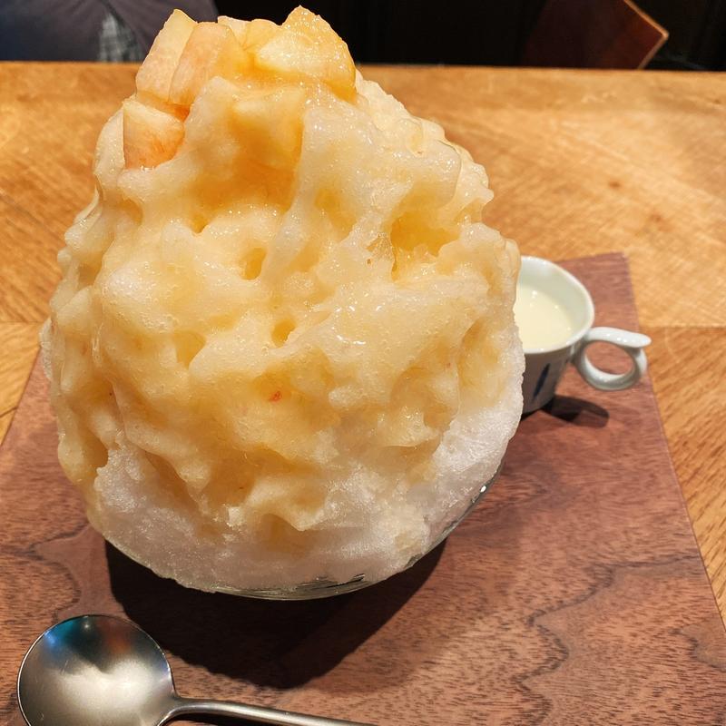 まるごと桃と生みるくのかき氷(かき氷のお店 ささ屋)