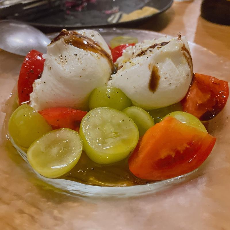 フルーツトマトとフルーツとブッラータチーズ(oliver)