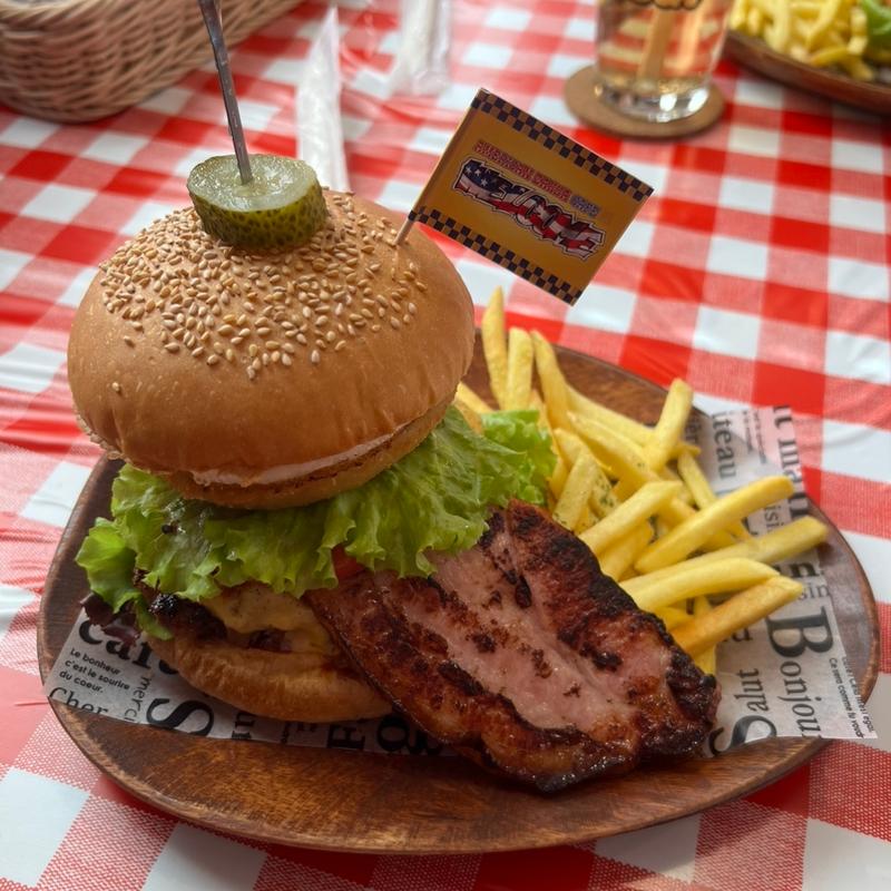 デラックスバーガー(アメリカン ザッカ カフェ ウェルカム)