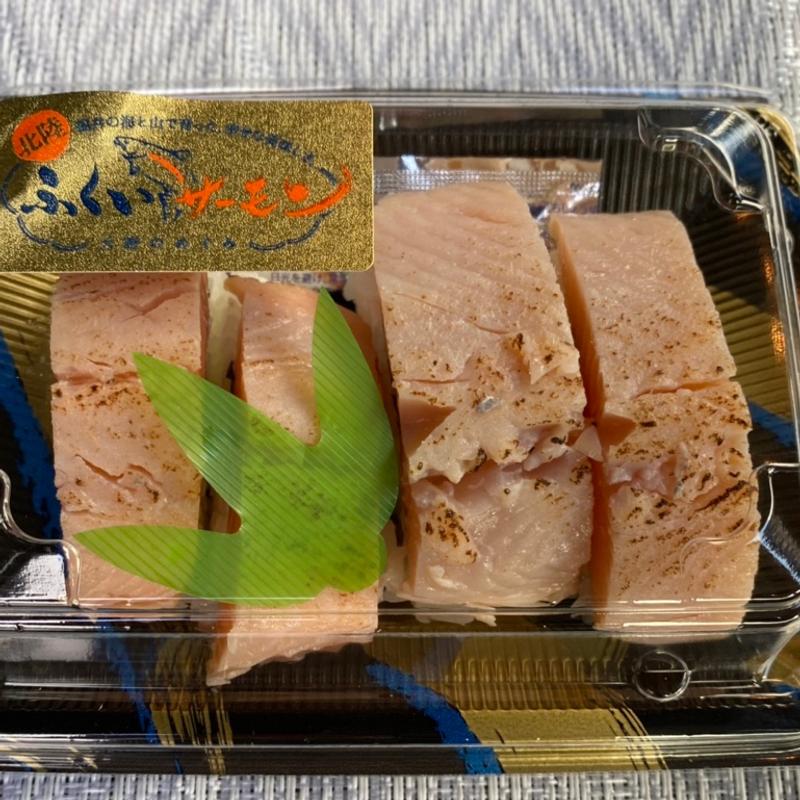 サーモン炙り寿し(道の駅うみんぴあ大飯特産品販売所)