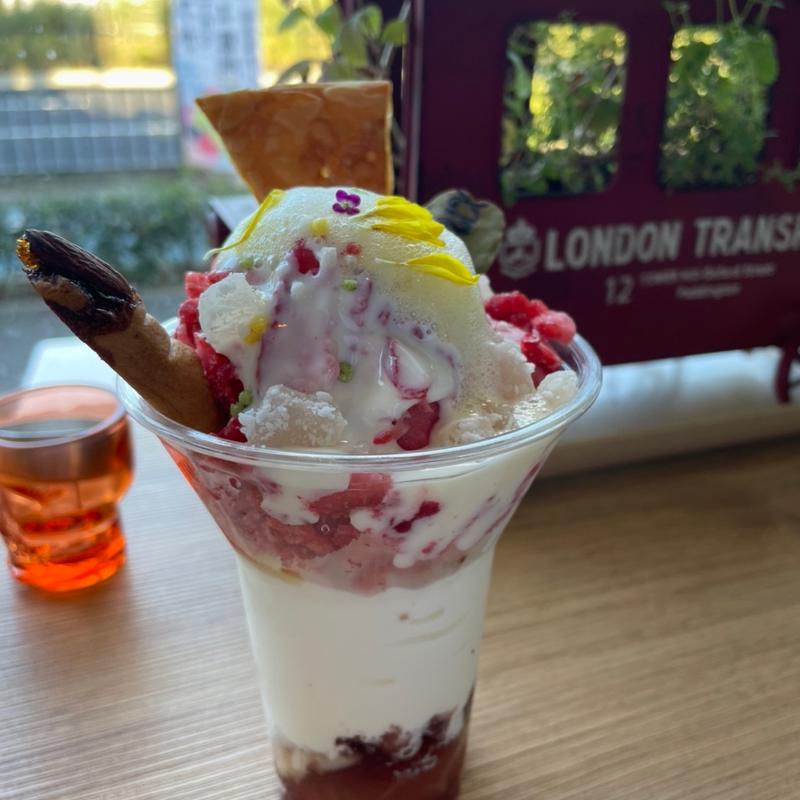 削りイチゴ大福なパフェ(パフェヤ NOYAUX Fukai 〜ノワイヨ深井〜)